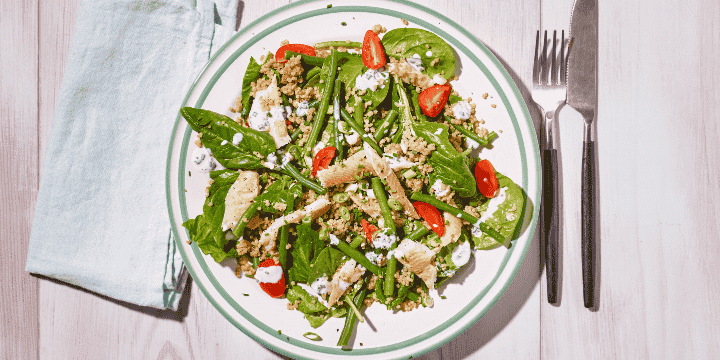 Salade d’épinards, haricots verts, truite fumée et sauce au yaourt